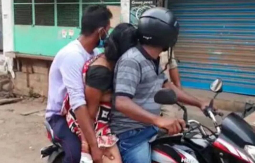 Hombre lleva a cadáver de su madre en moto