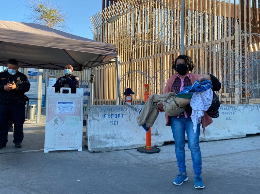 hondureña pasa la frontera cargando a su hijo