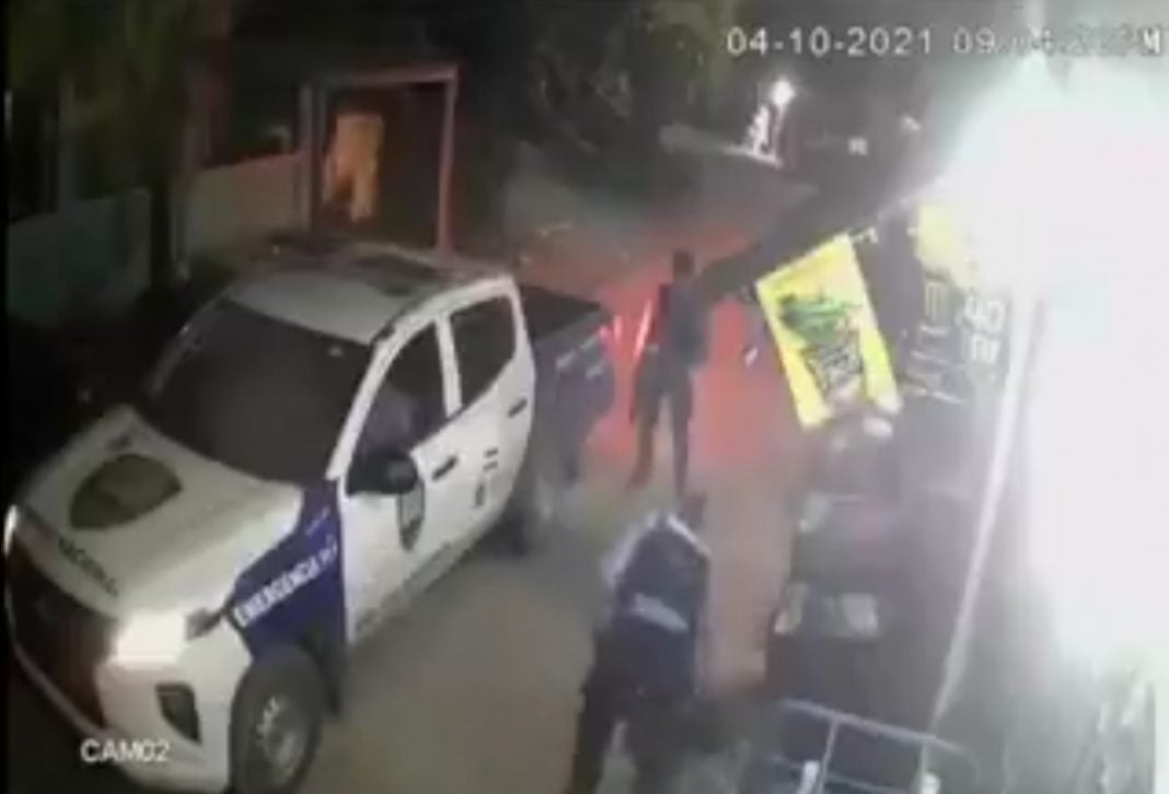 policías se roban caja de cervezas
