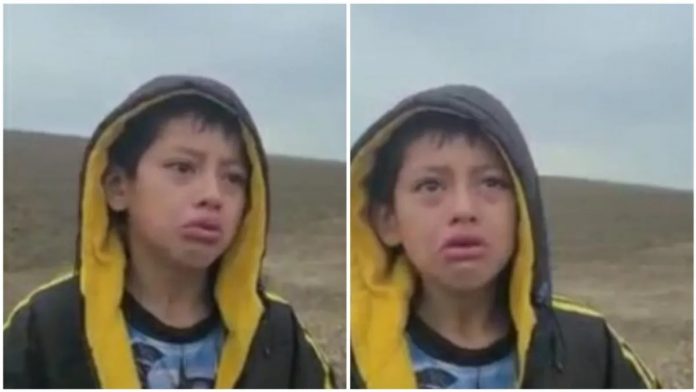Niño lloraba frontera secuestrado con madre Niño lloraba frontera secuestrado con madre