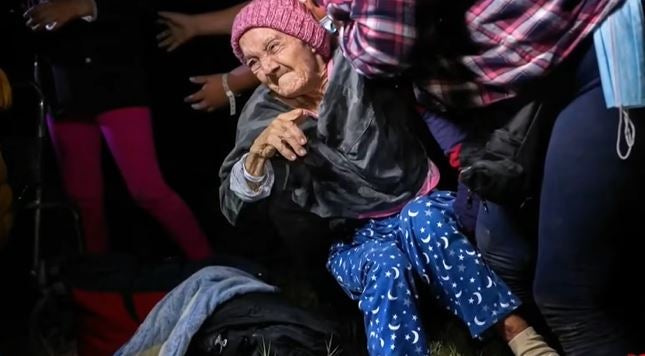 Muere abuelita hondureña río silla de ruedas