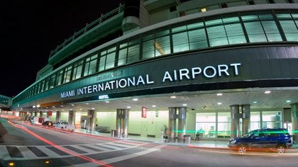 Aeropuerto internacional de Miami centro de vacunación temporal.