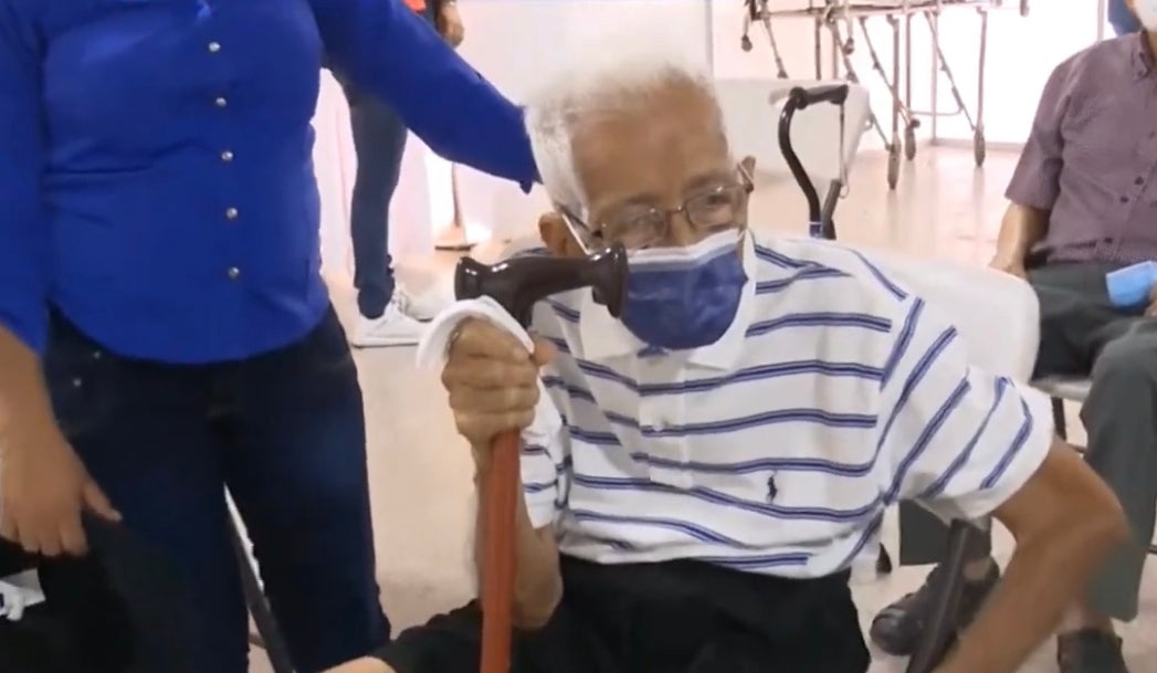 anciano 100 años llegó a vacunarse