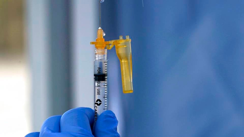 Mujer recibe por erros 6 dosis de vacuna