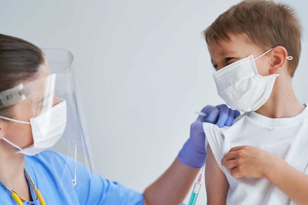 vacunar niños contra COVID