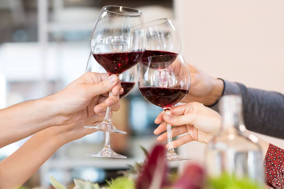 Un equipo de científicos formado por varias universidades españolas concluyó que beber vino puede reducir el riesgo de depresión.