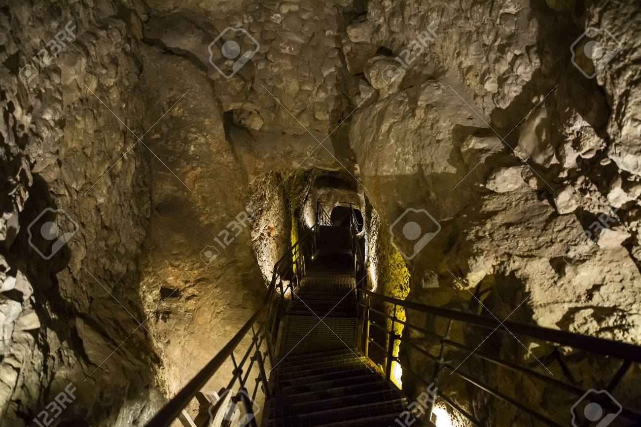 70849477-túnel-que-conduce-desde-la-piscina-de-siloé-al-monte-del-templo-en-jerusalén-que-está-a-600-metros-de-largo-ta