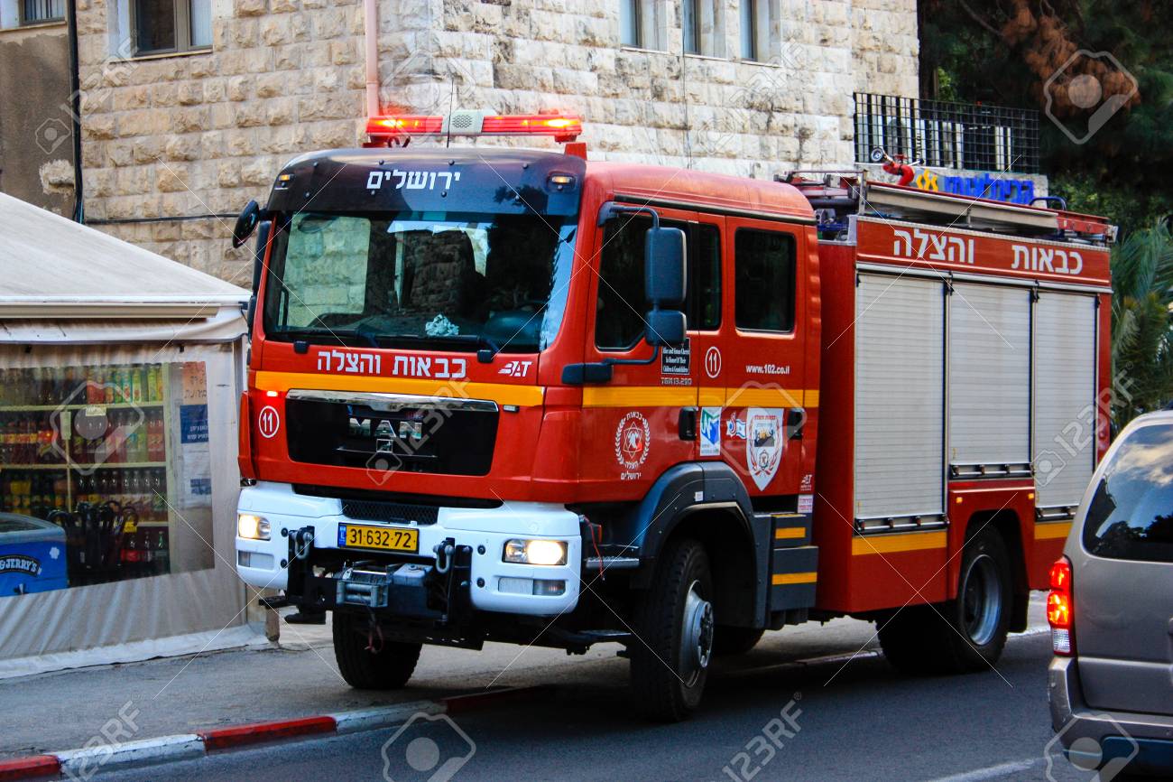 96811845-primer-plano-de-un-camión-de-bomberos-en-la-calle-de-jerusalén