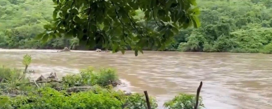 Buscan campesino arrastrado río Humuya
