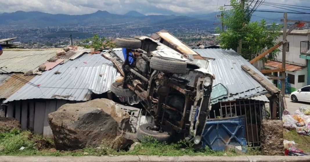 camión cae casa Comayagüela
