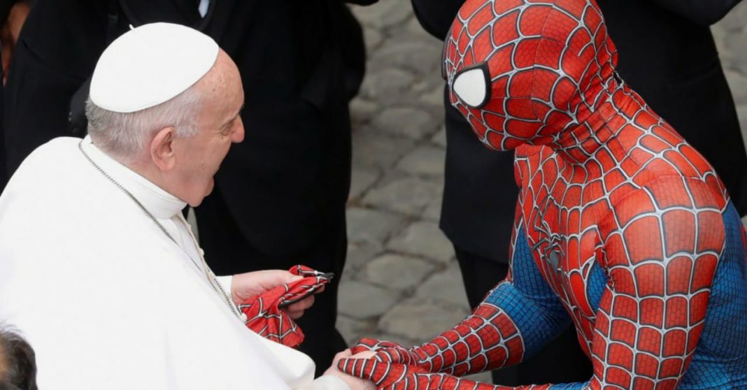 Spiderman Papa Francisco Vaticano