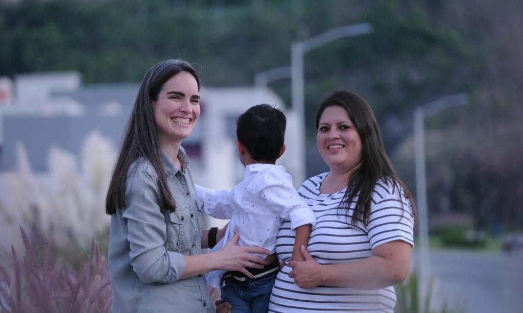 Guadalajara mujeres adoptan niño