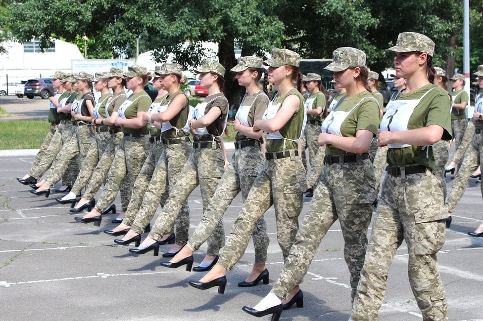 Ucrania soldados zapatos con tacones