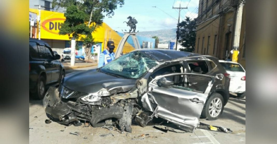conductor se estrella frente al San Felipe