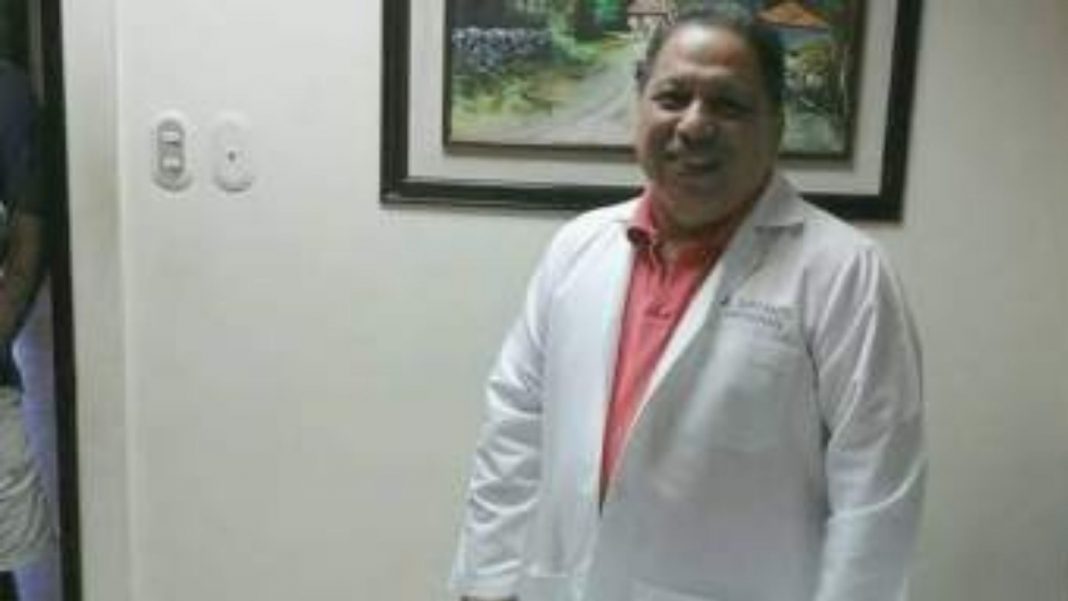 Doctor hondureño vacunado en UCI