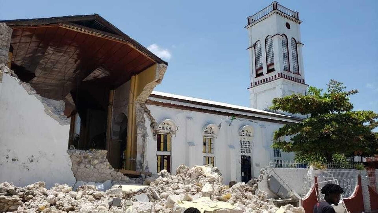 Iglesia destruida tras terremoto