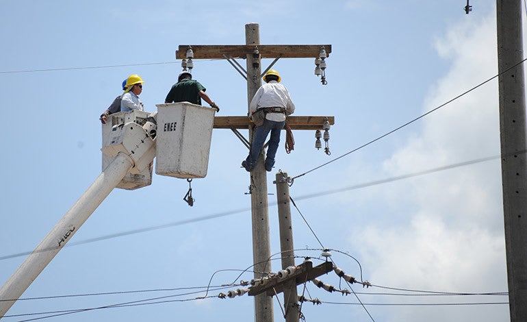 vallas políticas en postes eléctricos de Honduras