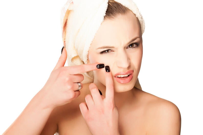 evitar manchas en la piel por el acné