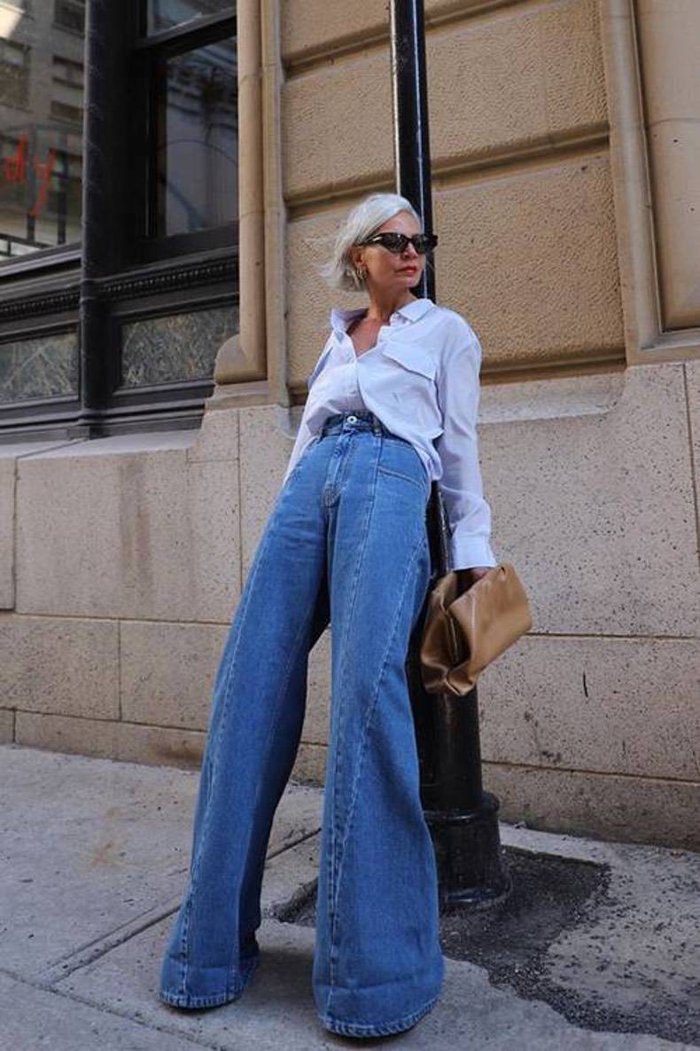 Los jeans acampanados en tendencia son ideales para las mujeres petite