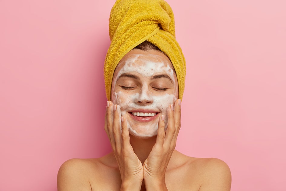 Lo más conveniente es que busques un limpiador facial natural.