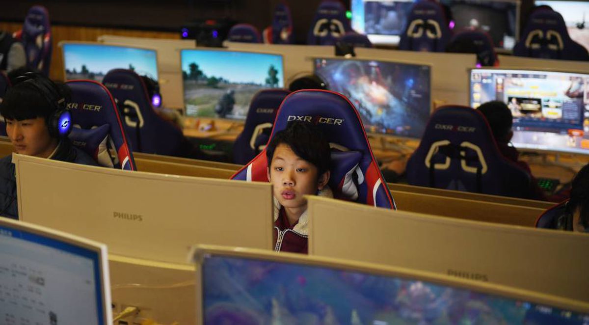 Niño jugando en un arcade de Beijing.