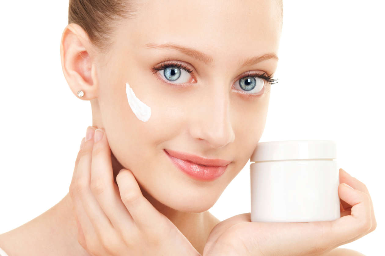 La crema hidratante también es fundamental para el cuidado de la piel, siempre trata de optar por una que vaya de acuerdo a tus necesidades.