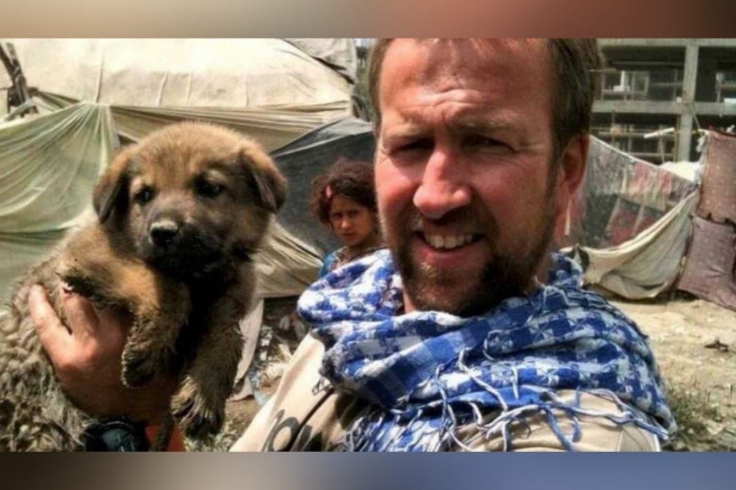 Hombre se niega a abandonar Afganistán sin los perros