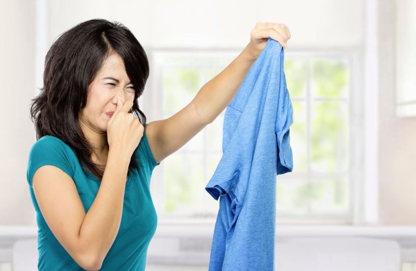 Cómo quitar el olor a sudor de las camisetas