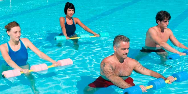 Los ejercicios en el agua deben ser leves para no forzar tanto tus músculos.