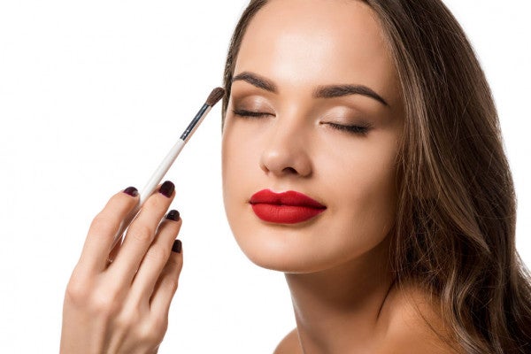 Algunos productos de maquillaje pueden dar varios servicios, entre ellos las sombras y los labiales.