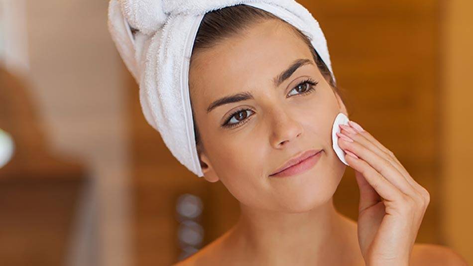 Desmaquillarse de la manera adecuada y lavar bien tu rostro y luego una buena hidratación ayuda a cuidar tu piel.
