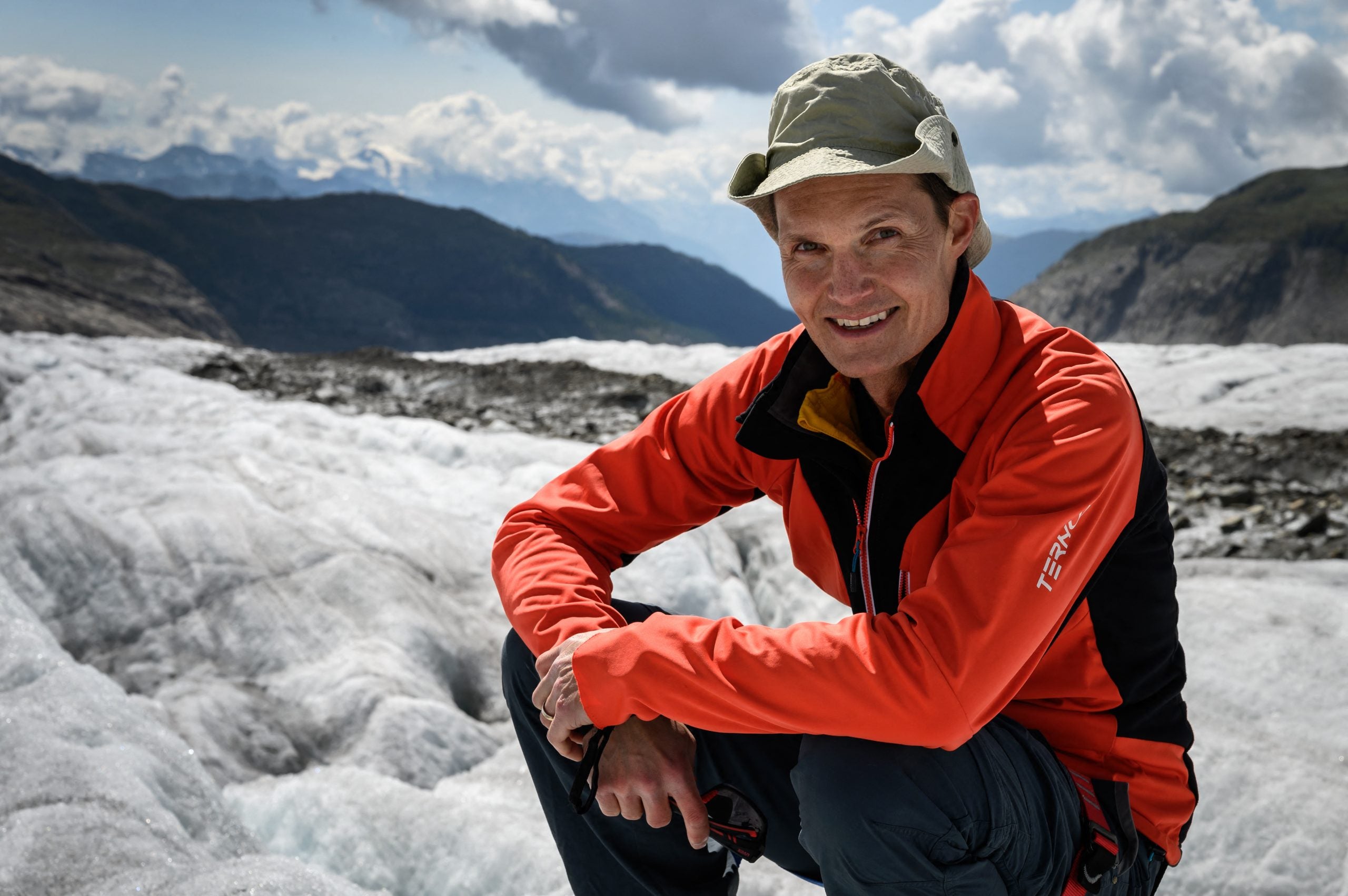 El glaciólogo suizo Matthias Huss posa en el glaciar Aletsch.
