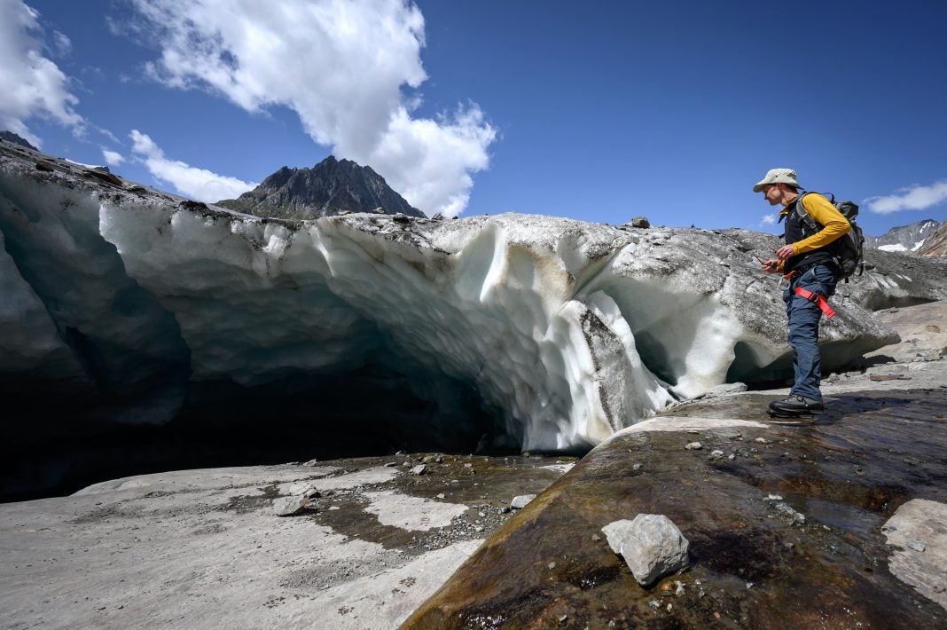 El glaciólogo suizo Matthias Huss se encuentra junto a una cavidad de hielo del glaciar Aletsch.
