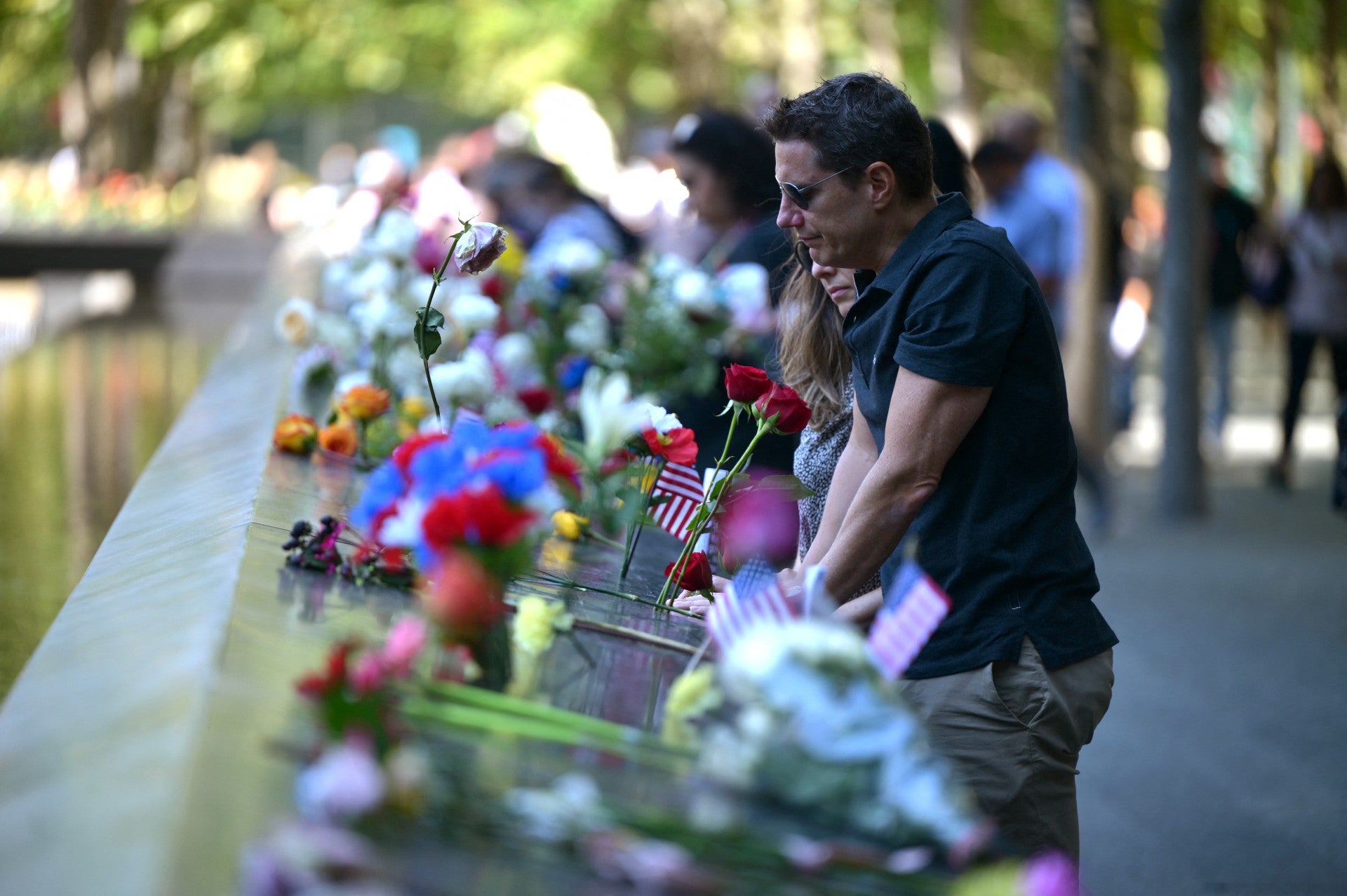 Toda la semana, las personas que perdieron a alguien ese 11 de septiembre, llegaron a dejar flores.