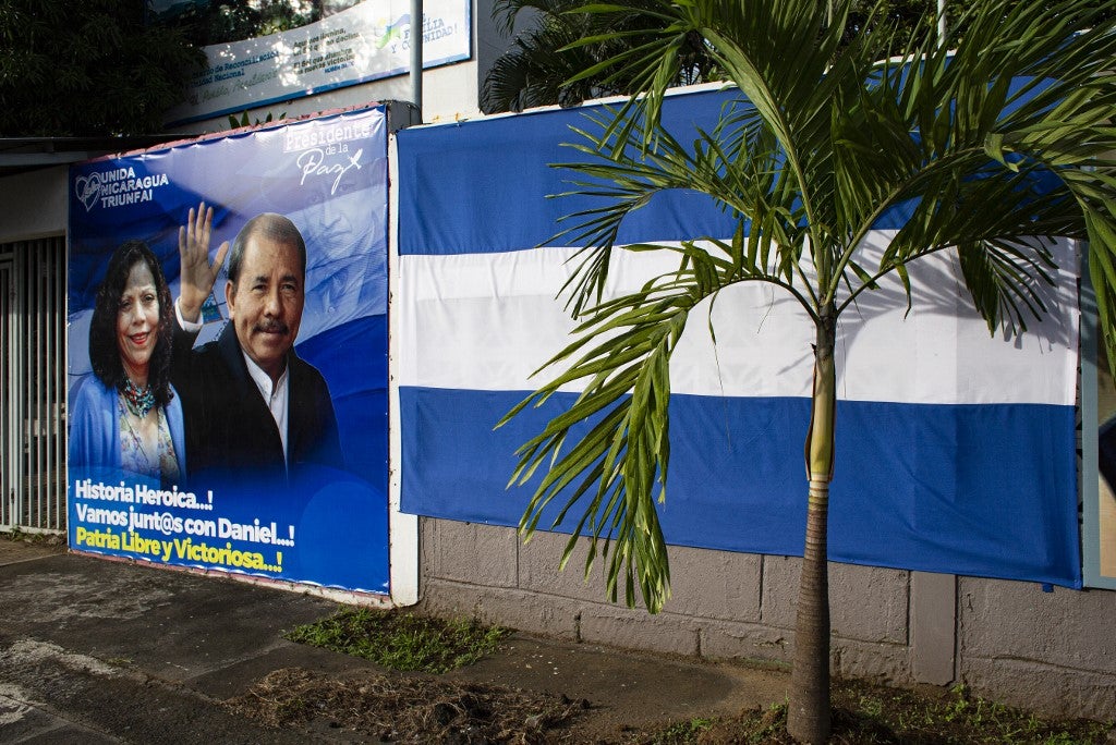 Vista de una pancarta promocionando la candidatura del presidente de Nicaragua Daniel Ortega y su esposa y compañera de fórmula Rosario Murillo.