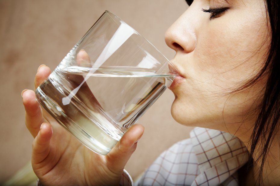 Las personas con gastritis deben tomar incluir en sus hábitos el tomar agua.