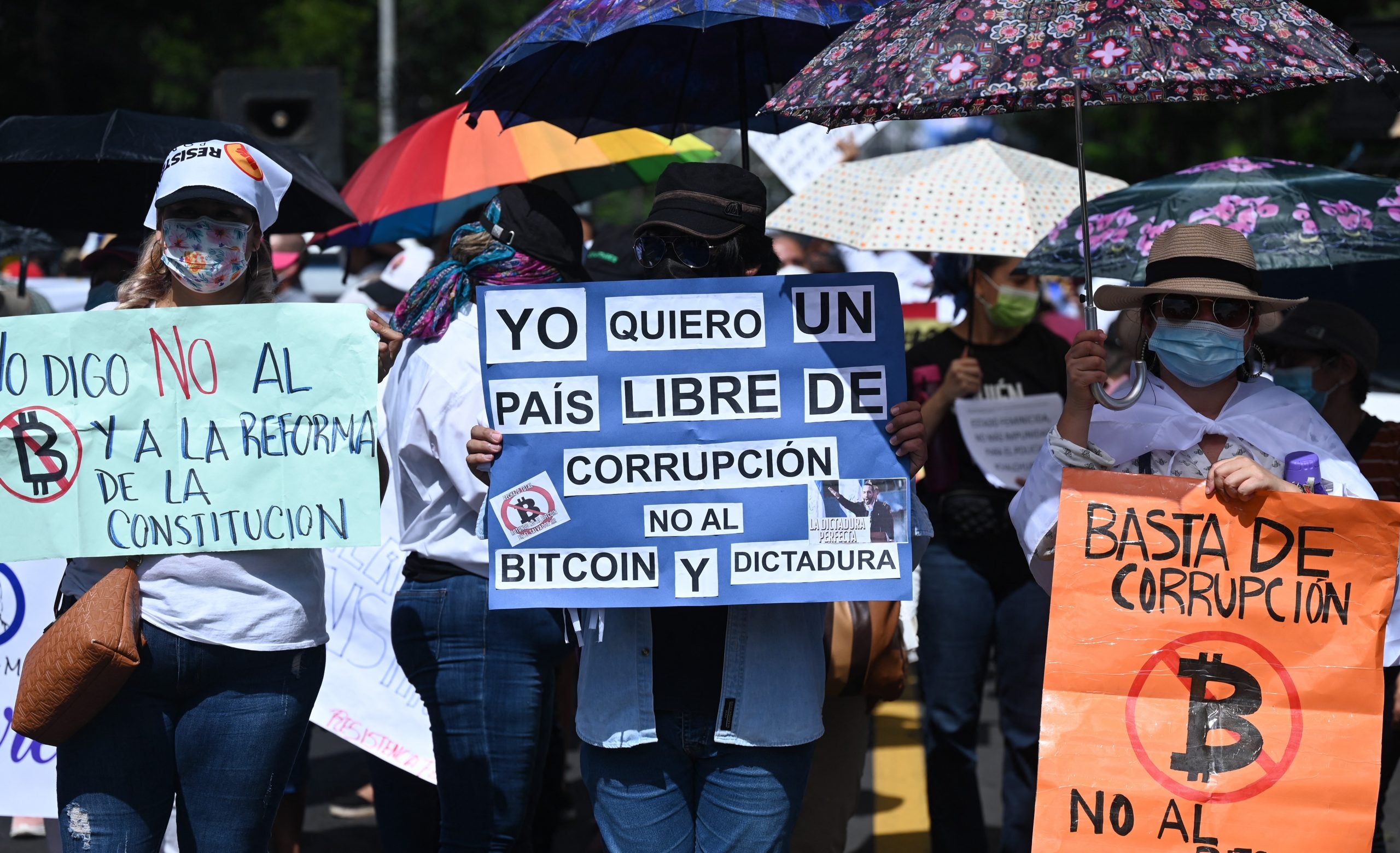 Mensajes como "no a los bitcoins o yo quiero un país libre", se leían en las pancartas que llevaban los protestantes.
