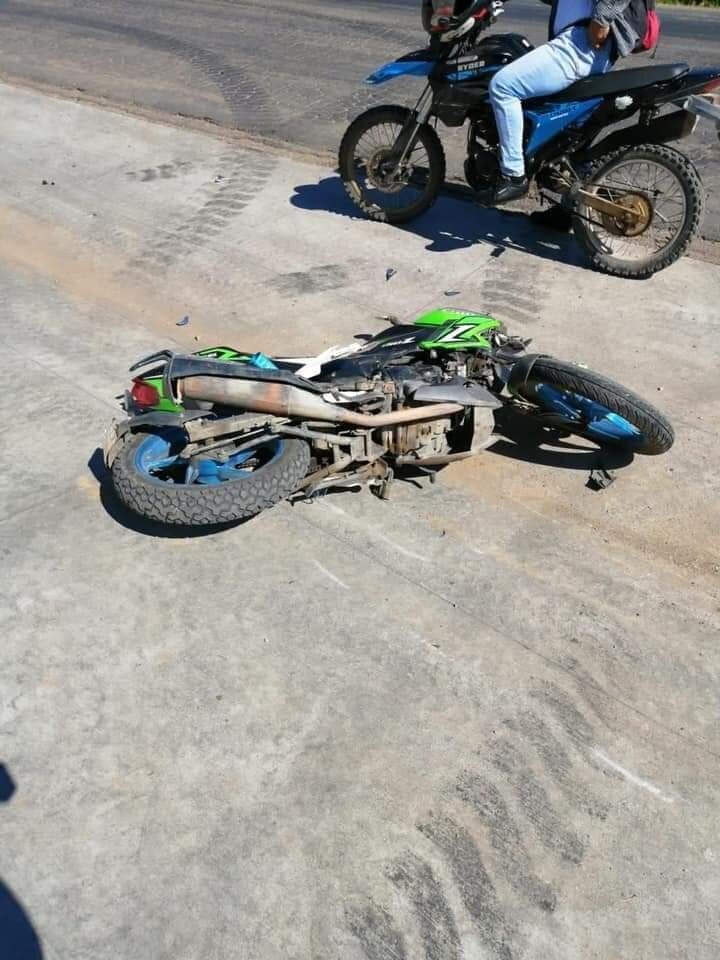 La motocicleta en la que iba del joven fallecido.