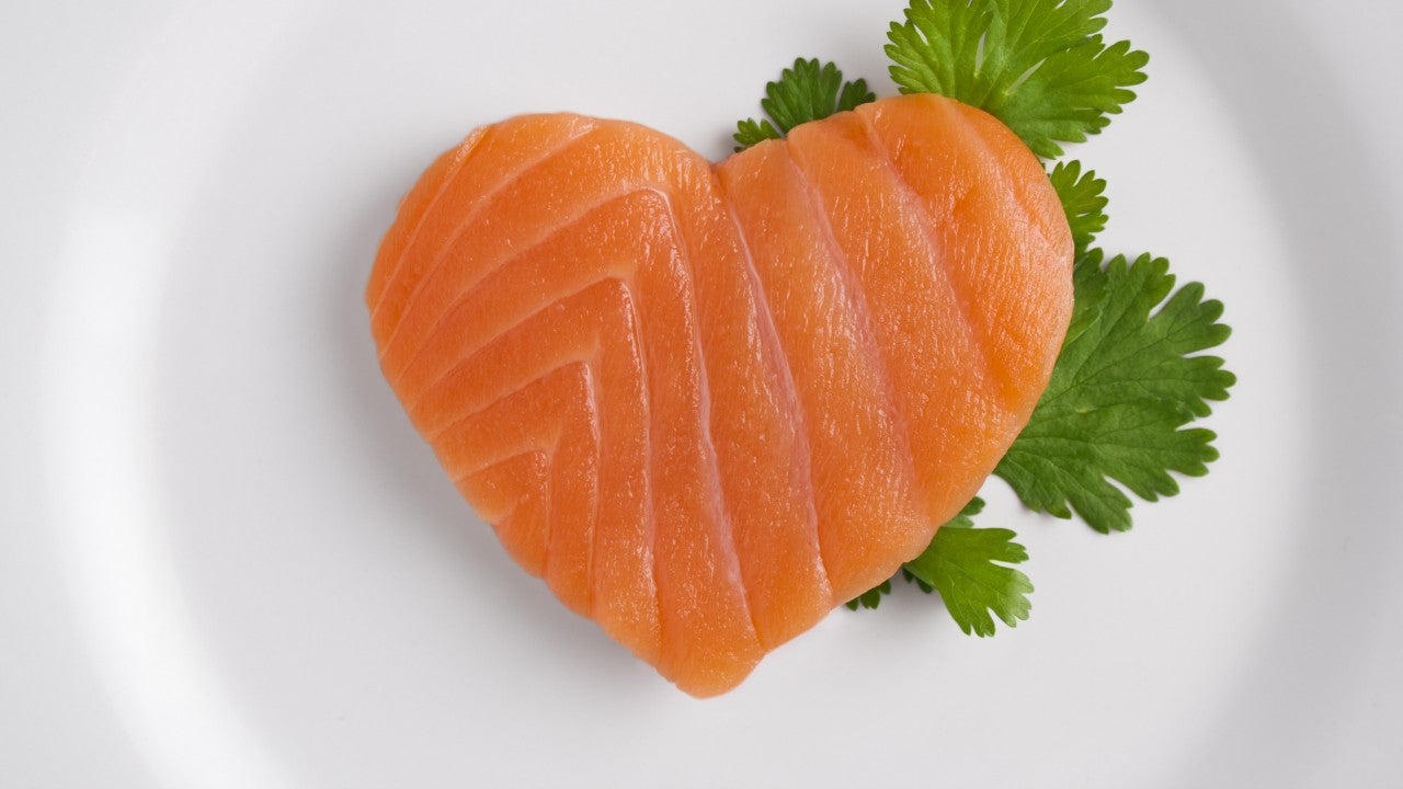 El pescado es rico en vitaminas y minerales, por lo que debes consumir para tener tu corazón sano.