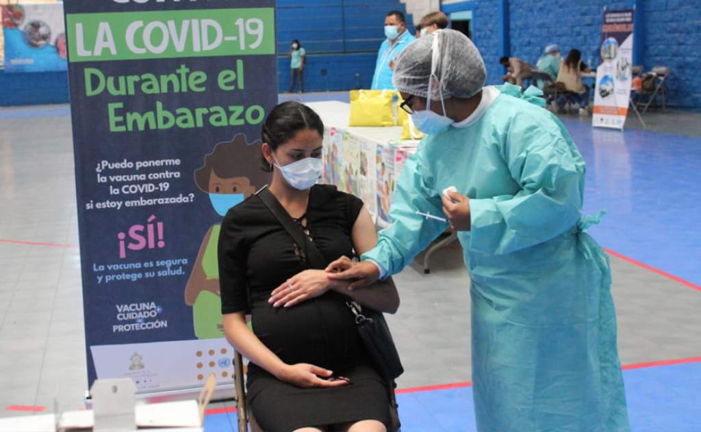 Las embarazadas deben vacunarse para salvar sus vidas y la de sus hijos.