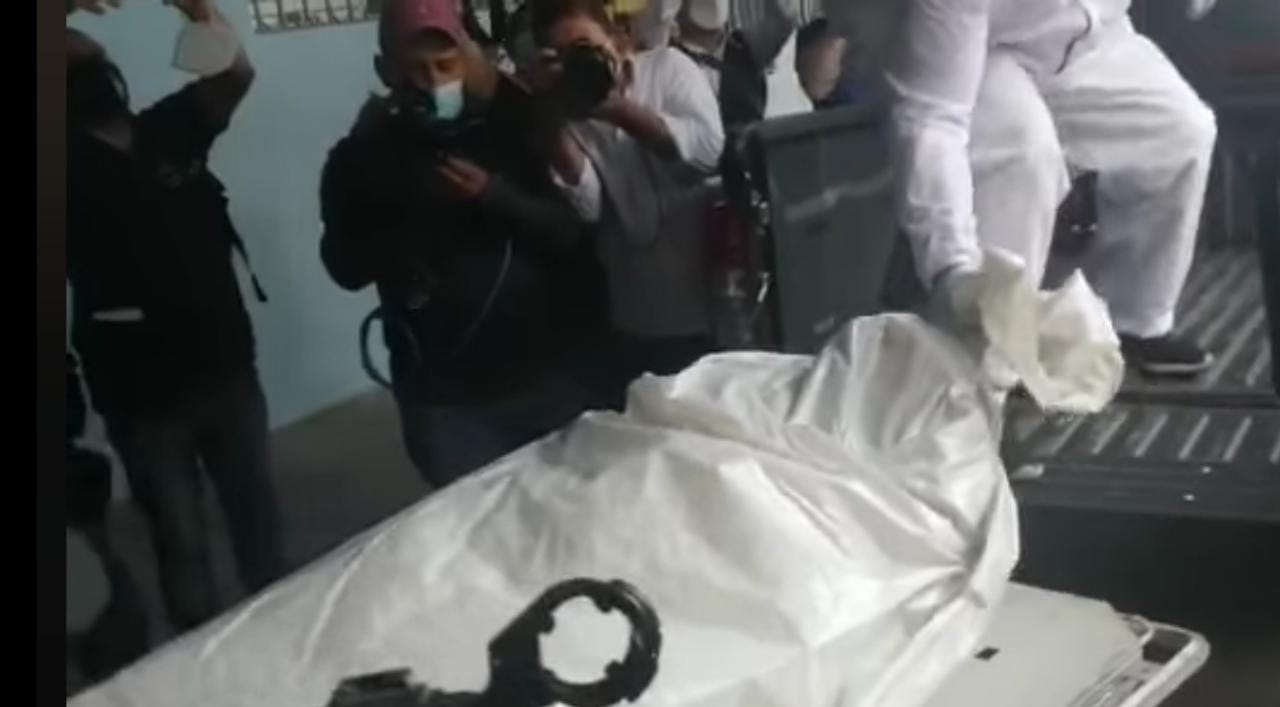 Medicina Forense hizo el levantamiento del cadáver y lo trasladaron a la morgue del Ministerio Público. Su familia no ha dado ninguna declaración.