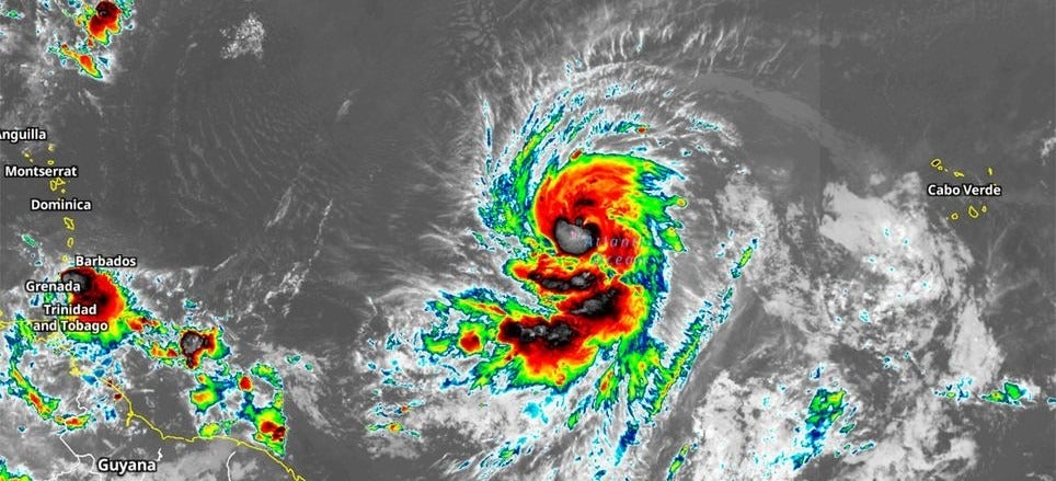 huracán Larry categoría 3