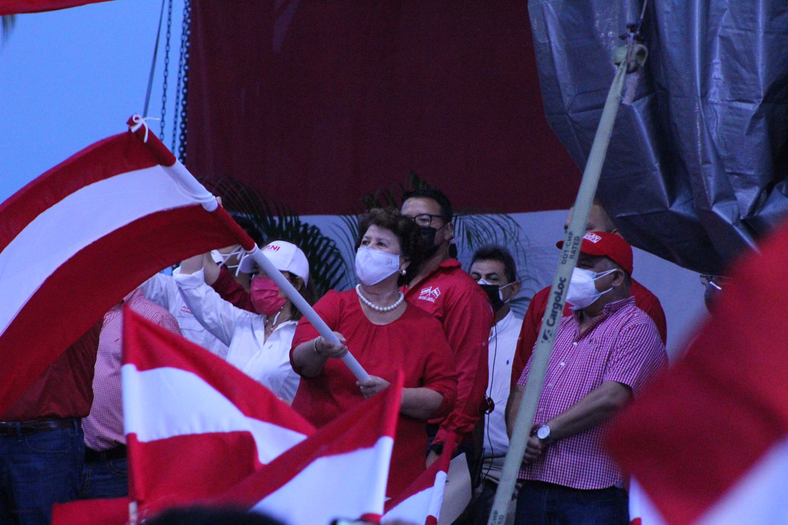 La profe "Tita" flameó con orgullo la bandera rojo, blanco, rojo.