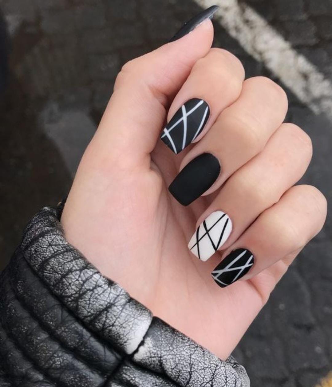 Diez diseños de uñas en blanco y negro que podrías amar
