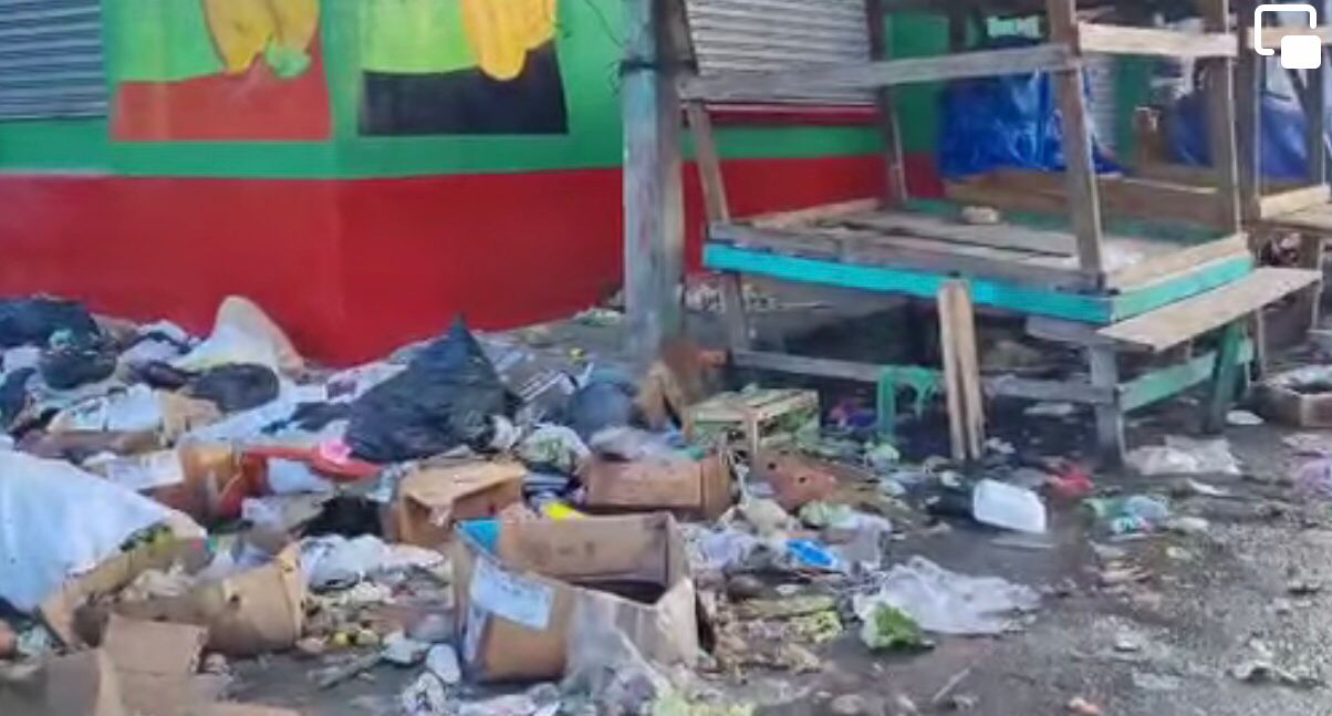 Las calles están llenas de basura desde el día martes, externaron pobladores.