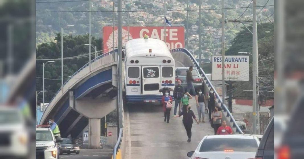 Bus y vehículo liviano quedan atorados paso a desnivel