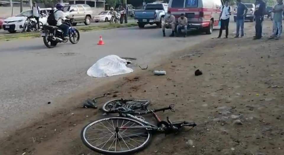 El cuerpo sin vida de la ciclista quedó sobre el pavimento del bulevar donde sucedió el incidente.