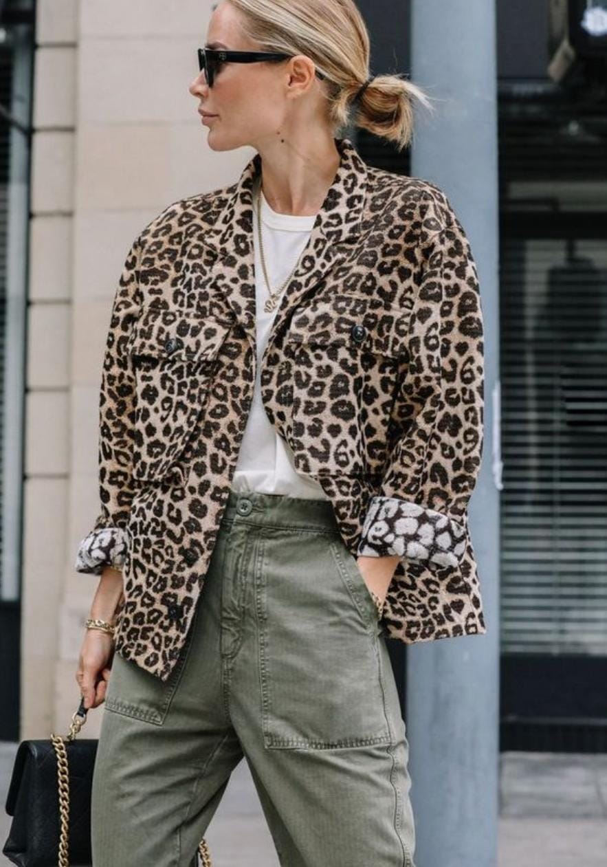 Un blazer de leopardo es una prenda fundamental para dar un plus al atuendo.