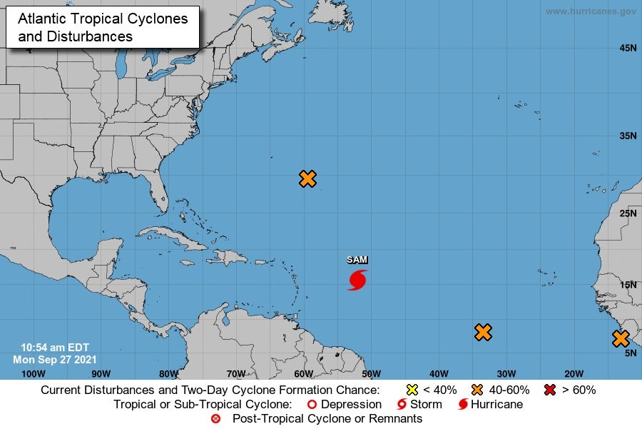 huracán y zonas de baja presión Atlántico