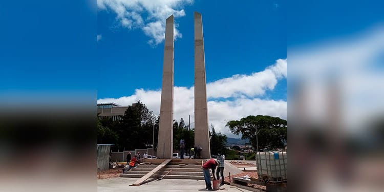 Construyen obelisco honor bicentenario